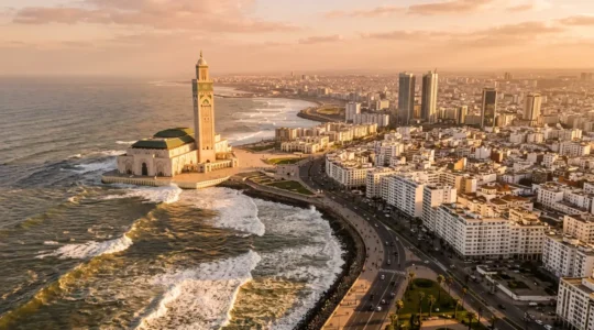 Vue aérienne de Casablanca montrant la mosquée Hassan II et la corniche au coucher du soleil