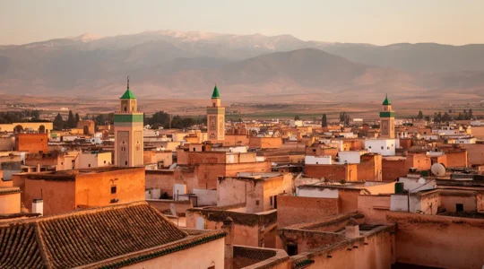 Vue panoramique de la médina de Fès el-Bali avec ses toits en terrasses et ses minarets historiques