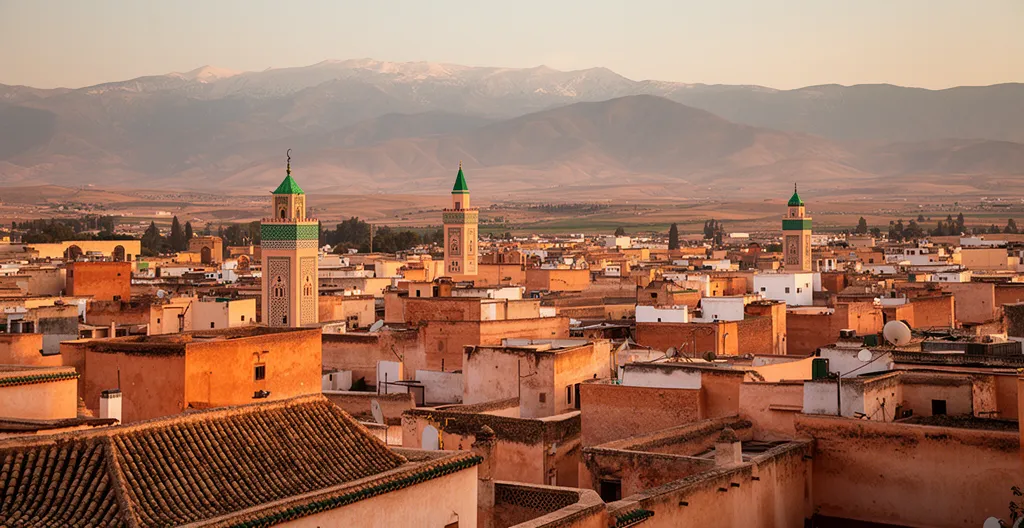 Vue panoramique de la médina de Fès el-Bali avec ses toits en terrasses et ses minarets historiques