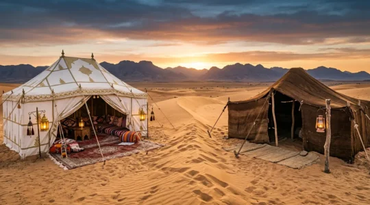 Comparaison visuelle entre une tente de luxe caïdale et un bivouac standard dans le désert marocain