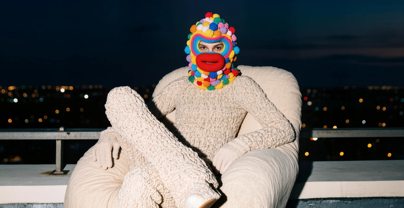 Échange équitable dans un marché artisanal local avec négociation directe entre voyageur et artisan