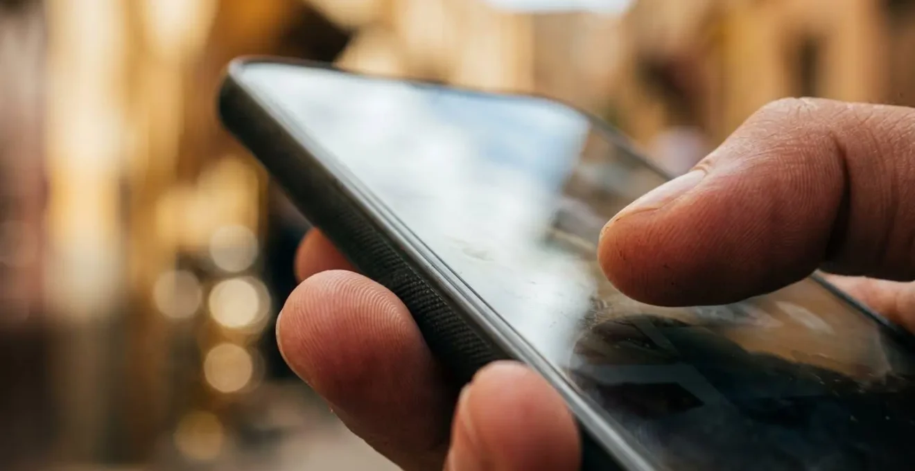 Main tenant un smartphone avec application de taxi au Maroc