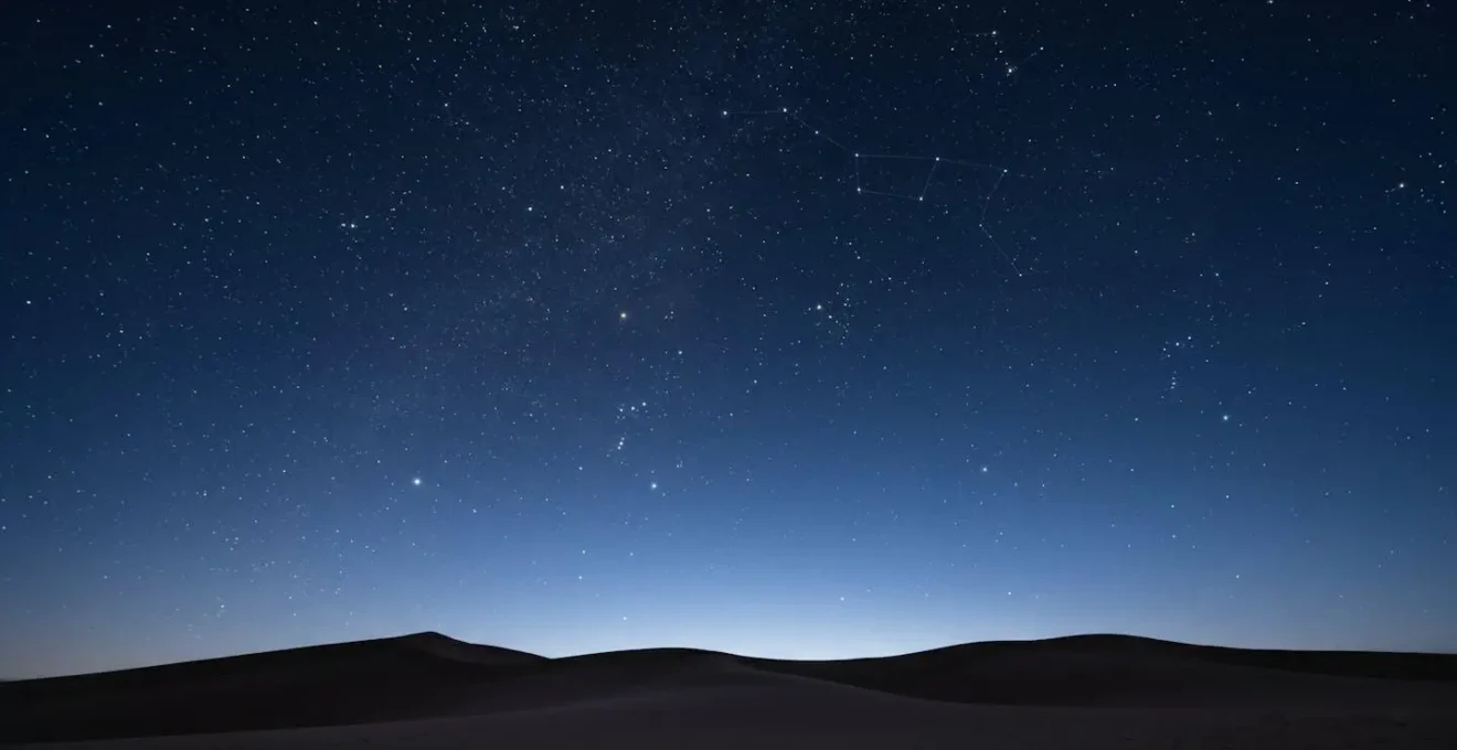Vue panoramique du ciel étoilé du Sahara avec les principales constellations d'été visibles