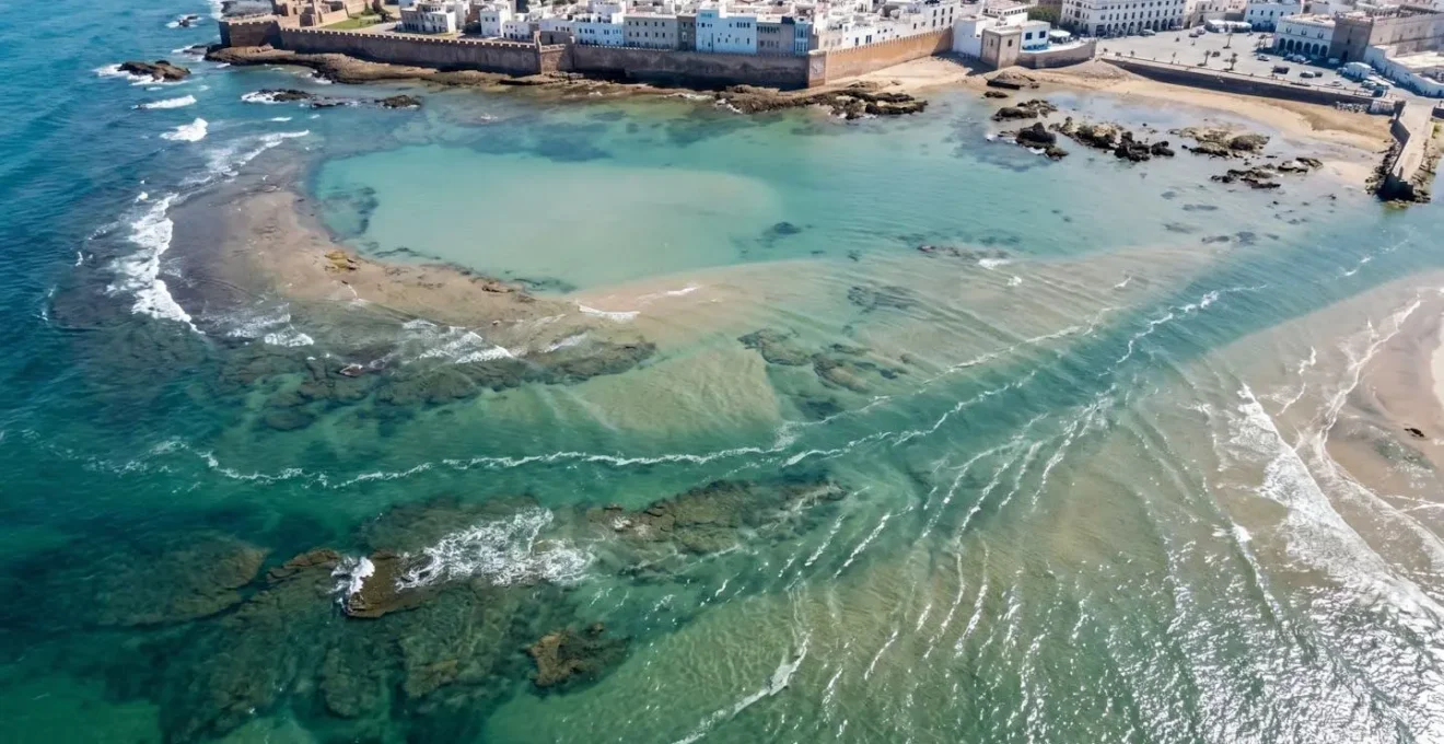 Carte aérienne de la baie d'Essaouira montrant les zones de courants et les dangers potentiels pour les nageurs