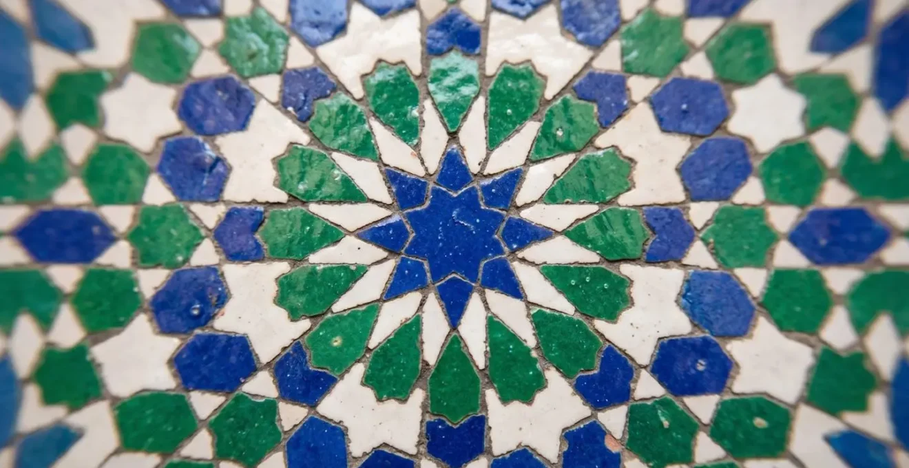 Détail macro d'un motif géométrique en zellige dans une médersa de Fès