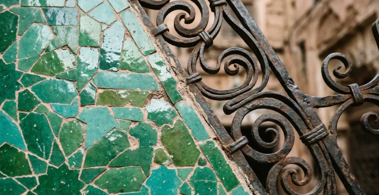 Détail macro de zelliges marocains et ferronnerie Art Déco entrecroisés sur façade casablancaise
