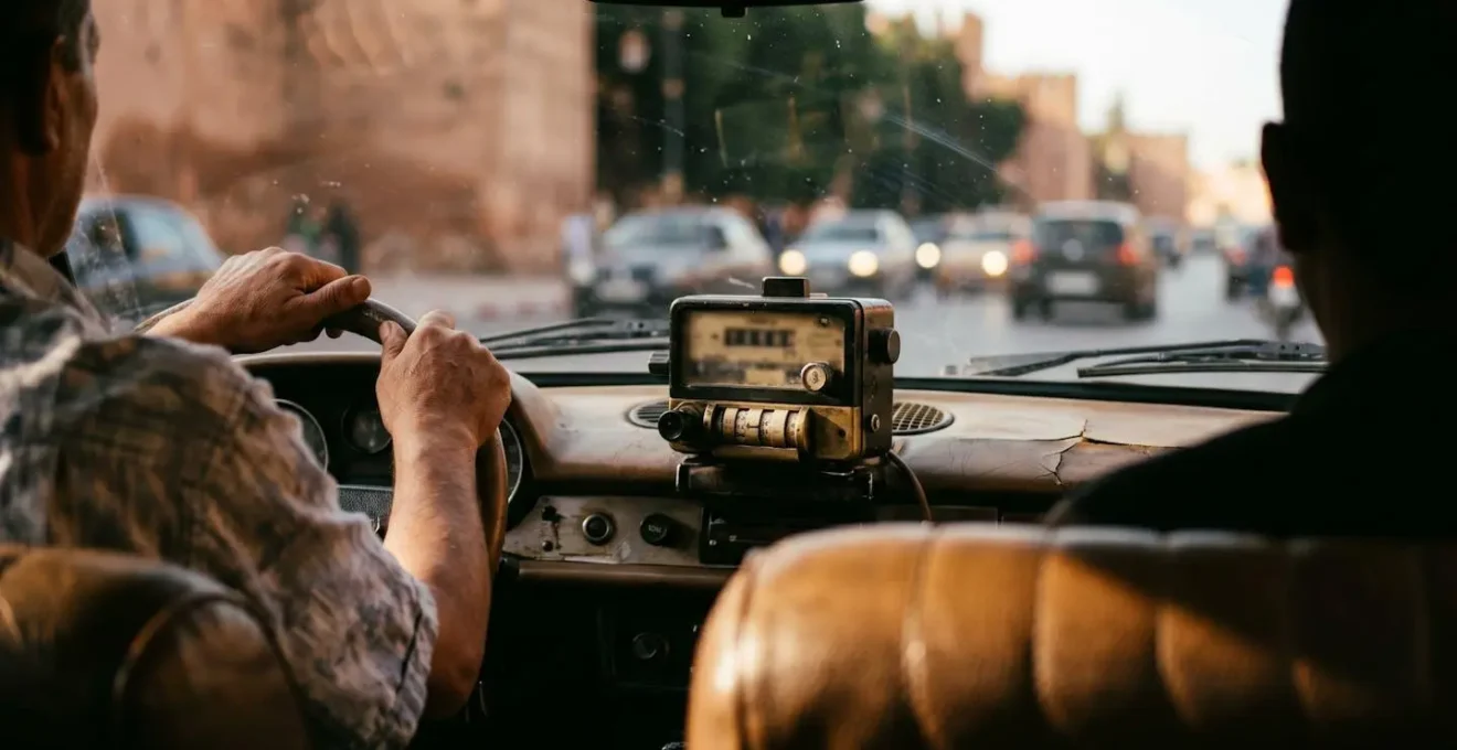 Vue de l'intérieur d'un petit taxi marocain montrant le système de compteur multiple