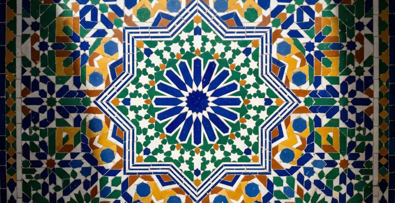 Détail de motifs géométriques de zellige avec étoiles à huit branches et polygones entrelacés