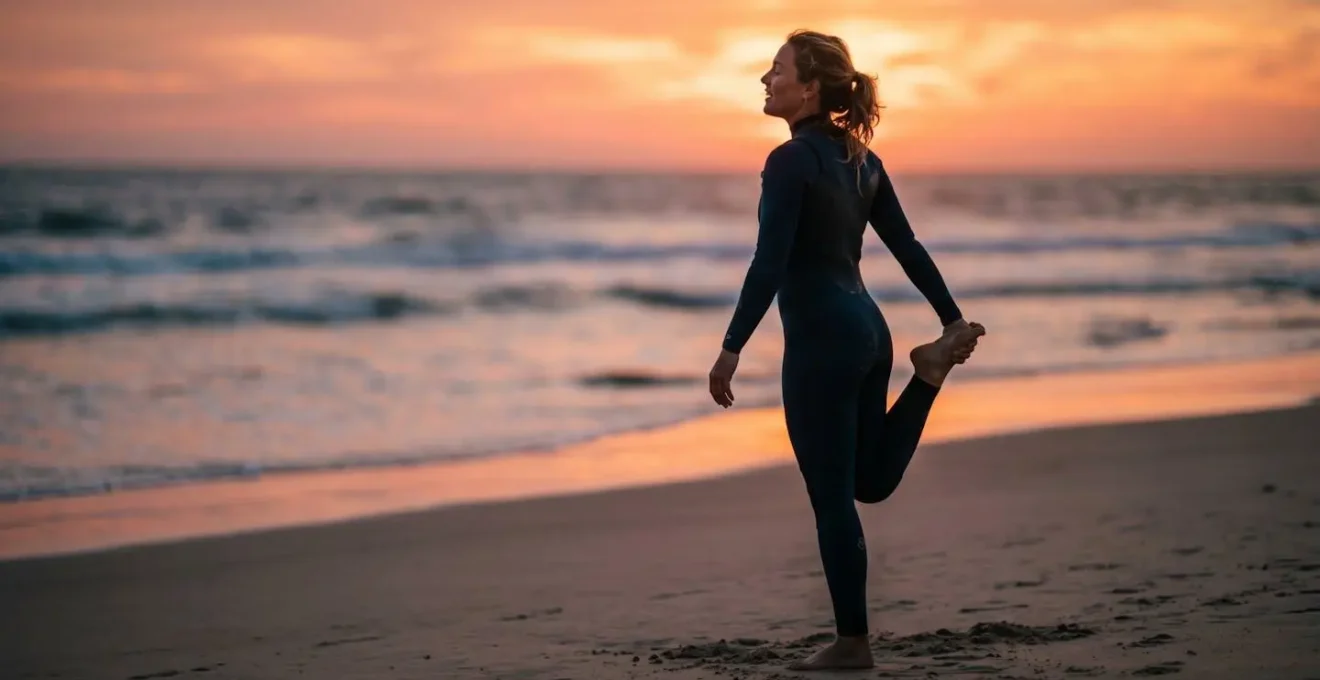 Kitesurfeur en position d'étirement sur la plage au coucher du soleil